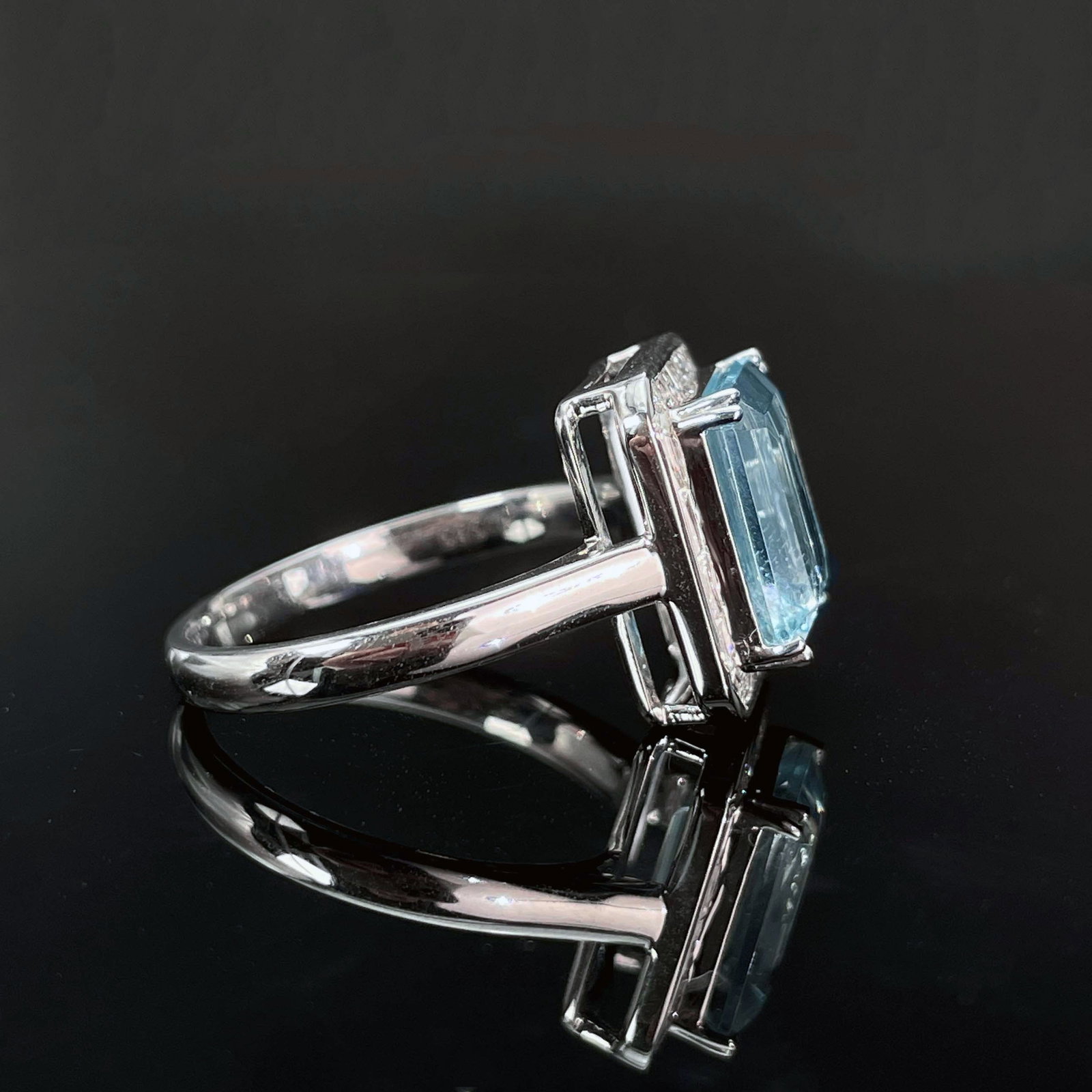 14k Gold 4.30 Ctw Natural Aquamarine & Diamond Ring - 3