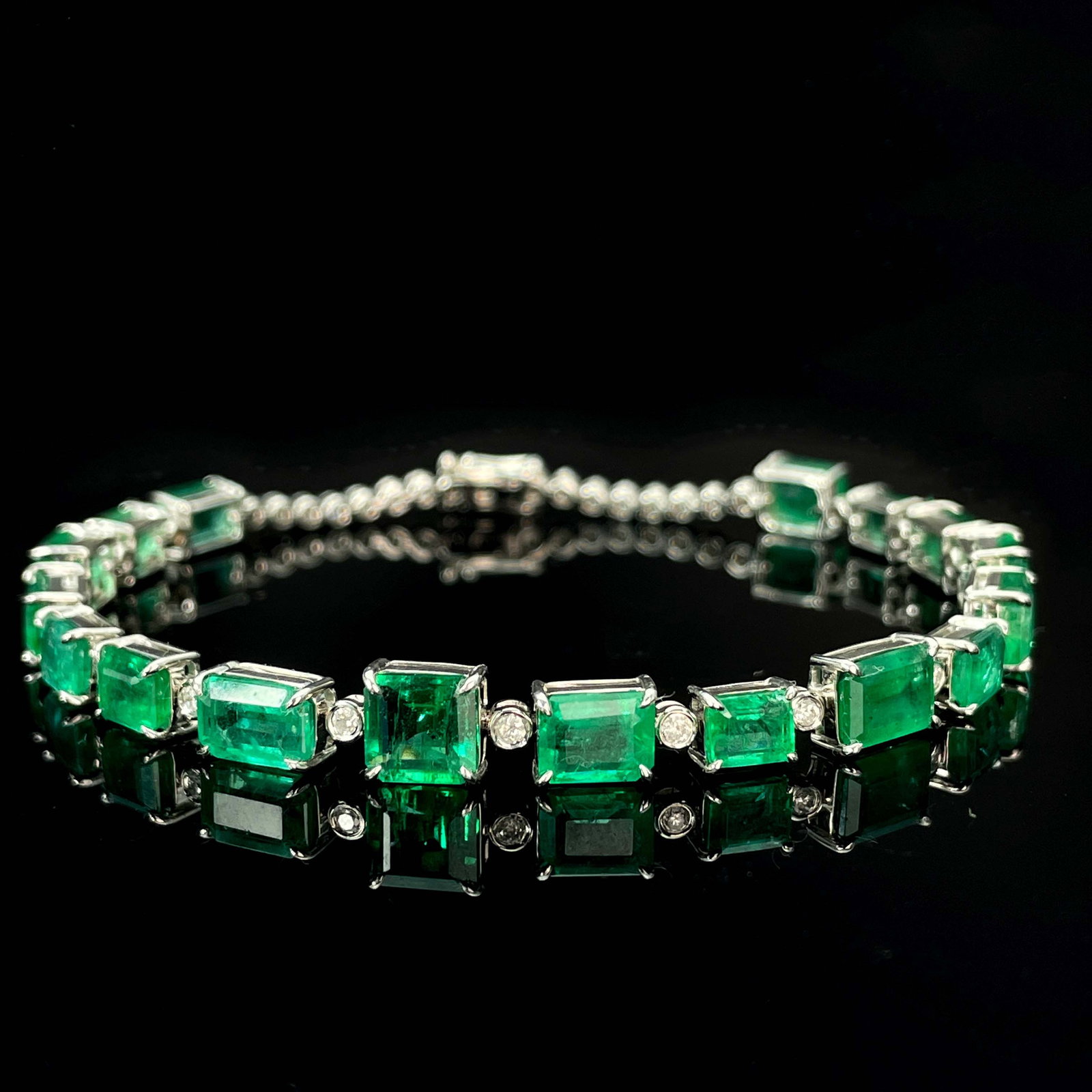 14k Gold 10.5 Ct Natural Emerald & Diamond Bracelet: Ref:230987024 // gold content:14k gold // main gemstone:emerald // number of stones:1 // shape:emerald // carat weight:10. 5ct // color:green // treatment:natural // cut grade:g // // adjacent gemston