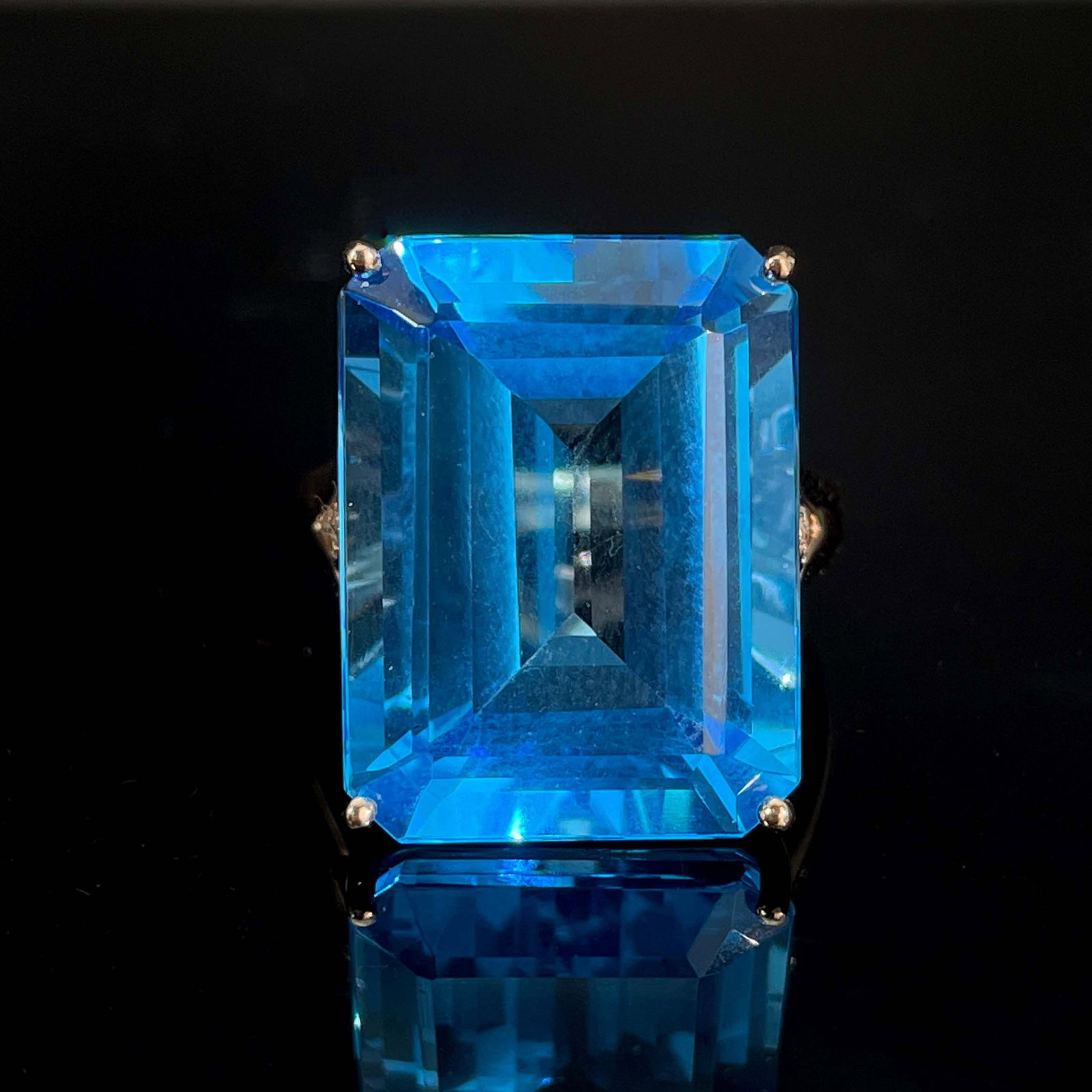 14k Gold 26.64 Ctw Natural Topaz & Diamond Ring: Ref:230987025 // gold content:14k gold // ring size:7. 25us // // main gemstone:topaz // number of stones:1 // shape:emerald // carat weight:26. 6ct // color:blue // treatment:natural // cut grade:g