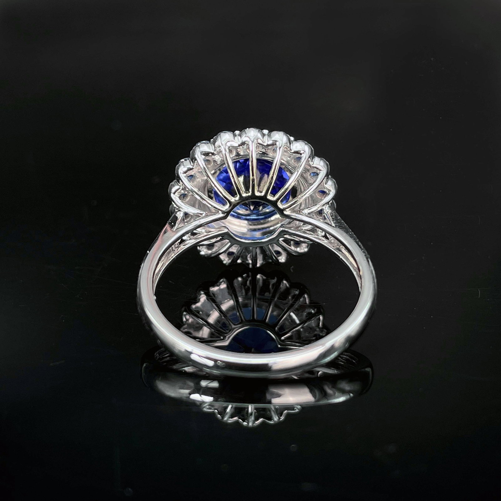 14k Gold 3.5 Ct Natural Tanzanite & Diamond Ring - 5