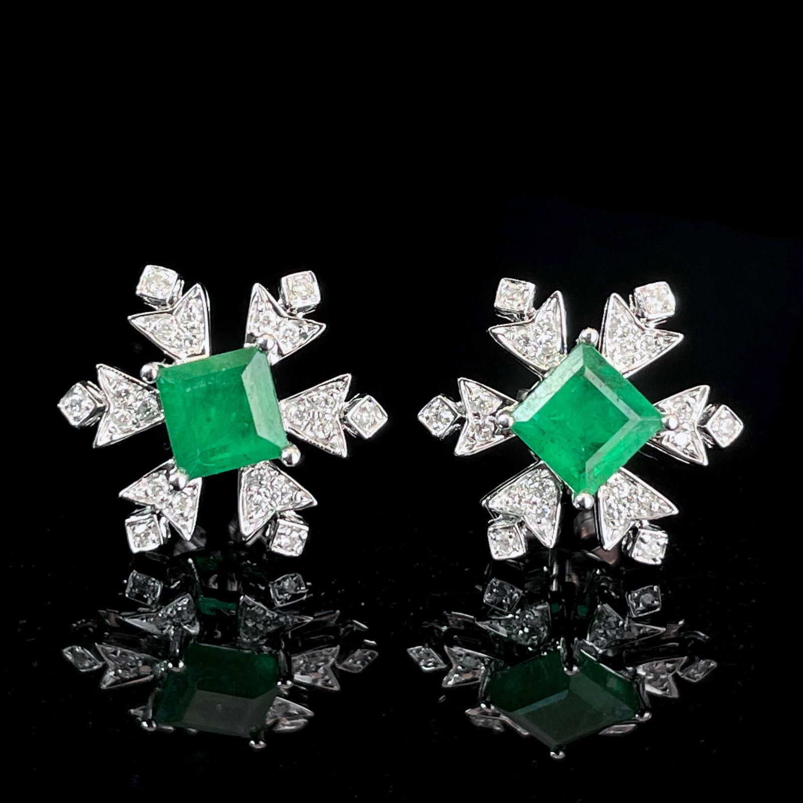14k Gold 1.11 Ctw Natural Emerald & Diamond Earrings: Ref:230987030 // gold content:14k gold // main gemstone:emerald // number of stones:1 // shape:emerald // carat weight:0. 92ct // color:green // treatment:natural // cut grade:g // // adjacent
