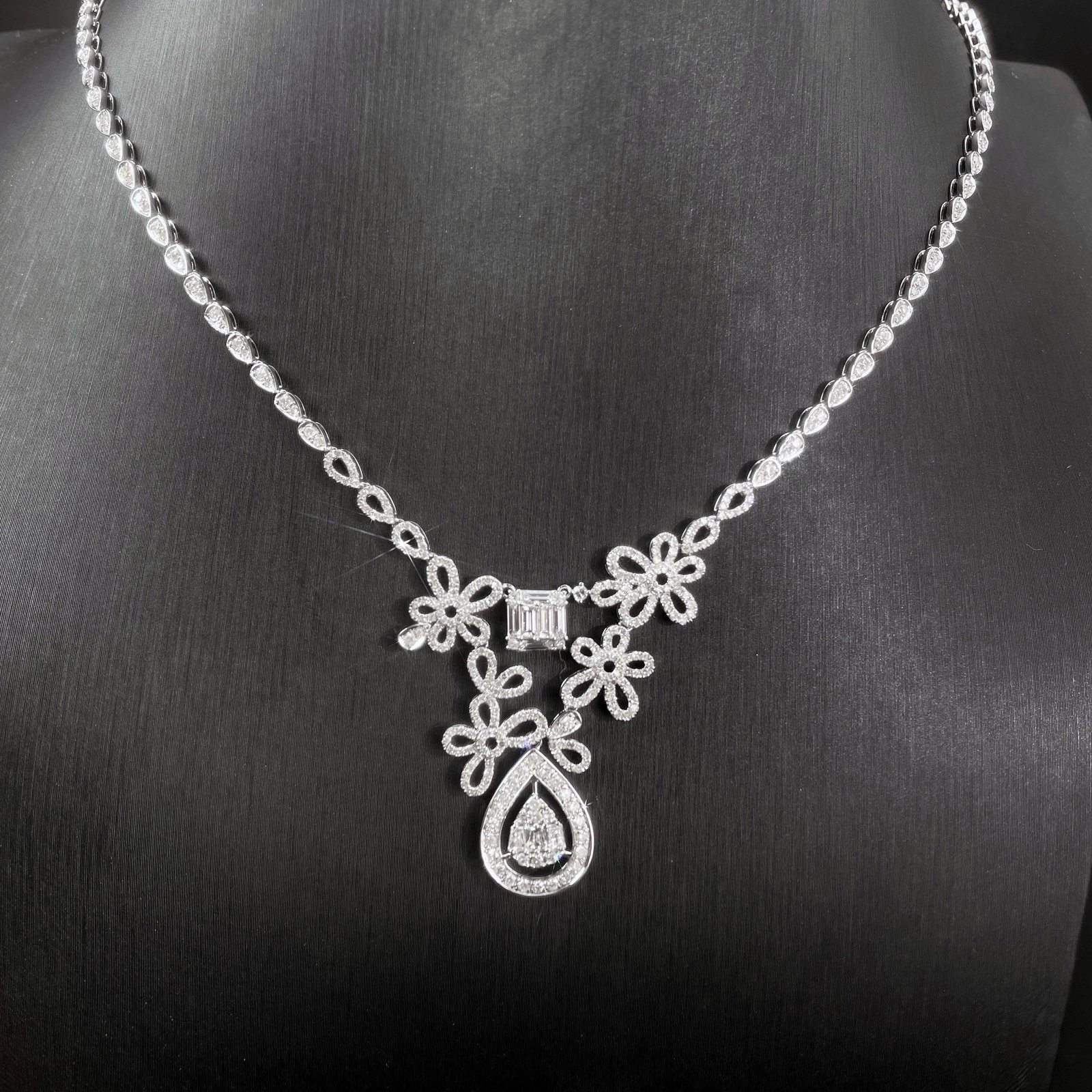 14k Gold 1.1 Ct Natural H Diamond Necklace: Ref:230987031 // gold content:14k gold // main gemstone:diamond // number of stones:1 // shape:round // carat weight:1. 1ct // color:h // treatment:natural // cut grade:g // // adjacent gemstone 2 :