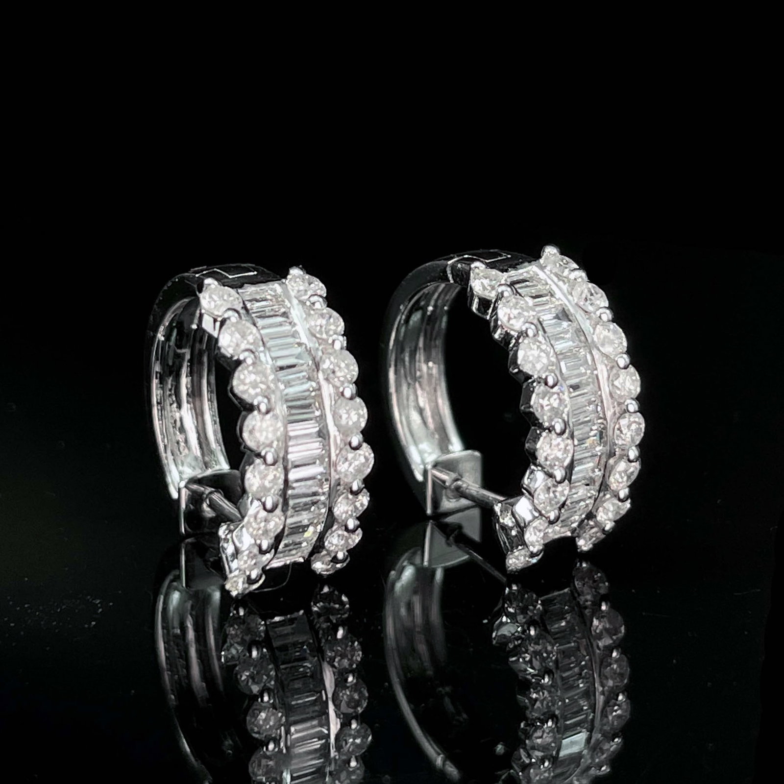 14k Gold 0.90 Ct Natural H Diamond Earrings: Ref:230987032 // gold content:14k gold // main gemstone:diamond // number of stones:1 // shape:baguette // carat weight:0. 90ct // color:h // treatment:natural // cut grade:g // // adjacent gemstone 2
