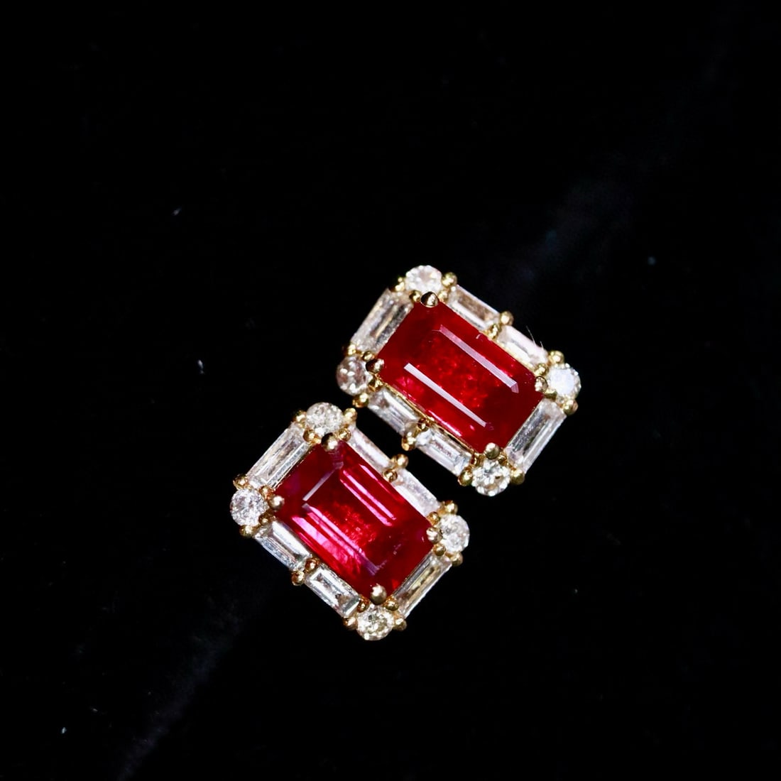 14k Gold 1.05 Ctw Natural Ruby & Diamond Earrings: Ref:230987045 // gold content:14k gold // main gemstone:ruby // shape:emerald // carat weight:0. 83ct // color:red // treatment:natural // cut grade:g // // adjacent gemstone 2 : diamond //