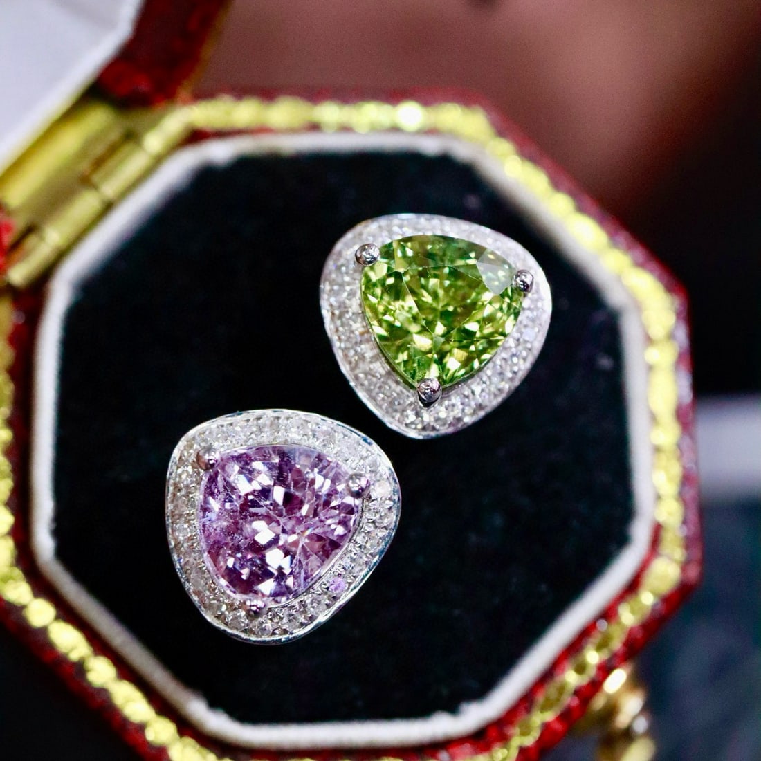 14k Gold 2.85 Ctw Natural Sapphire & Diamond Earrings: Ref:230987050 // gold content:14k gold // main gemstone:sapphire // shape:triangle // carat weight:2. 72ct // color:red // treatment:natural // cut grade:g // // adjacent gemstone 2 : diamond //