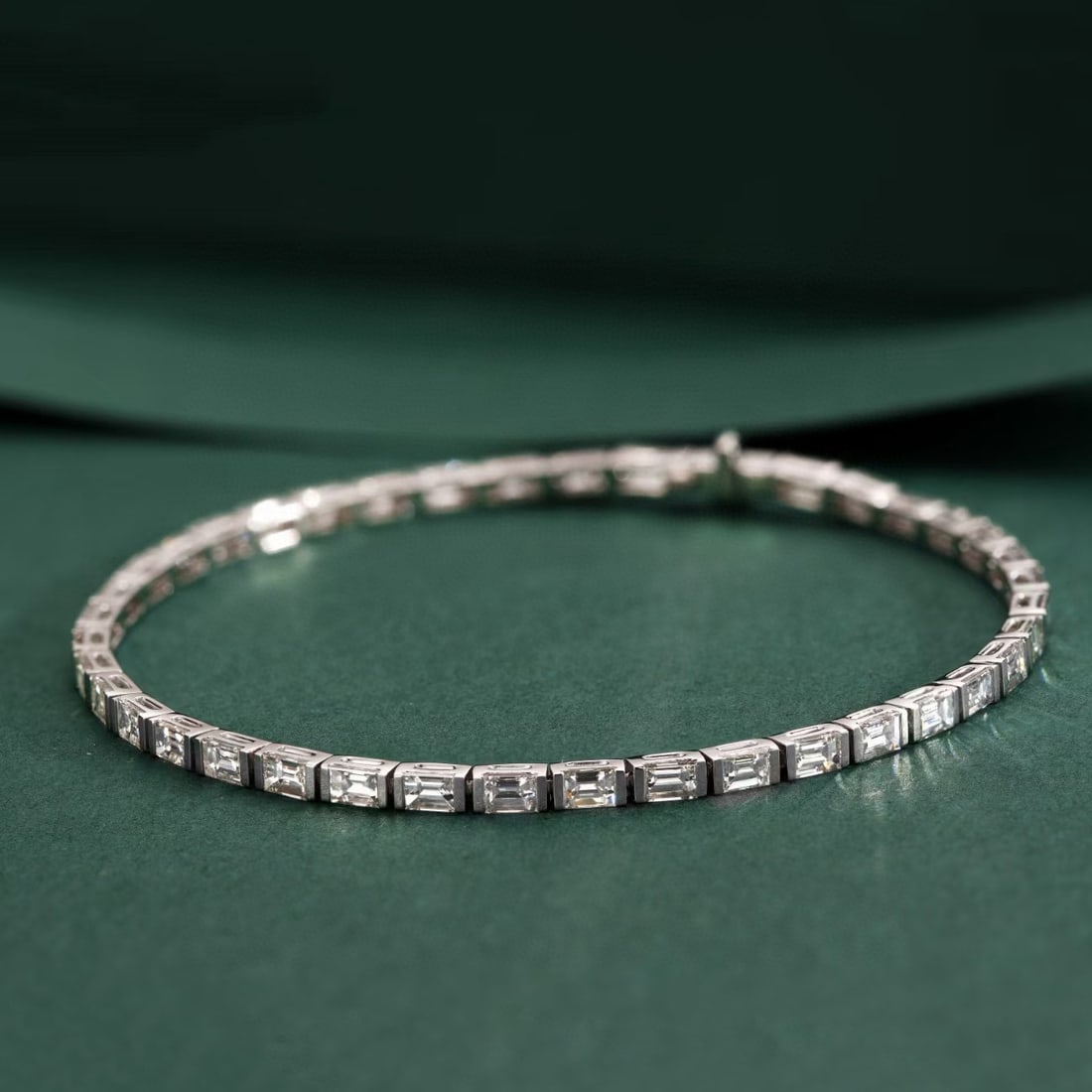 14k Gold 3.3 Ct Natural H Diamond Bracelet: Ref:230987055 // gold content:14k gold // main gemstone:diamond // shape:round // carat weight:3. 3ct // color:h // treatment:natural // cut grade:g // // adjacent gemstone 2 : diamond // shape:round