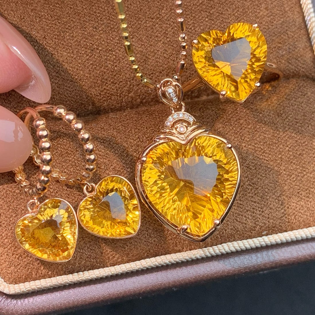 14k Gold 11 Ct Natural Citrine & Diamond Jewelry Set: Ref:230987059 // gold content:14k gold // main gemstone:citrine // shape:heart // carat weight:11ct // color:yellow // treatment:natural // cut grade:g // // adjacent gemstone 2 : diamond //