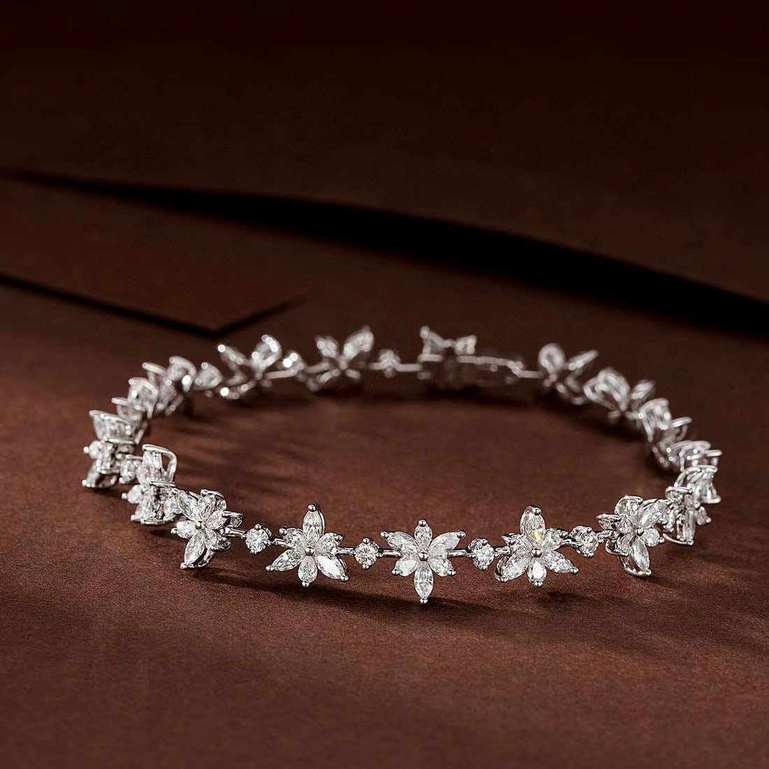 14k Gold 3.18 Ct Natural H Diamond Bracelet: Ref:230987062 // gold content:14k gold // main gemstone:diamond // shape:round // carat weight:3. 18ct // clarity grade:vs-si // color:h // treatment:natural // cut grade:g // High Estimate: 22000