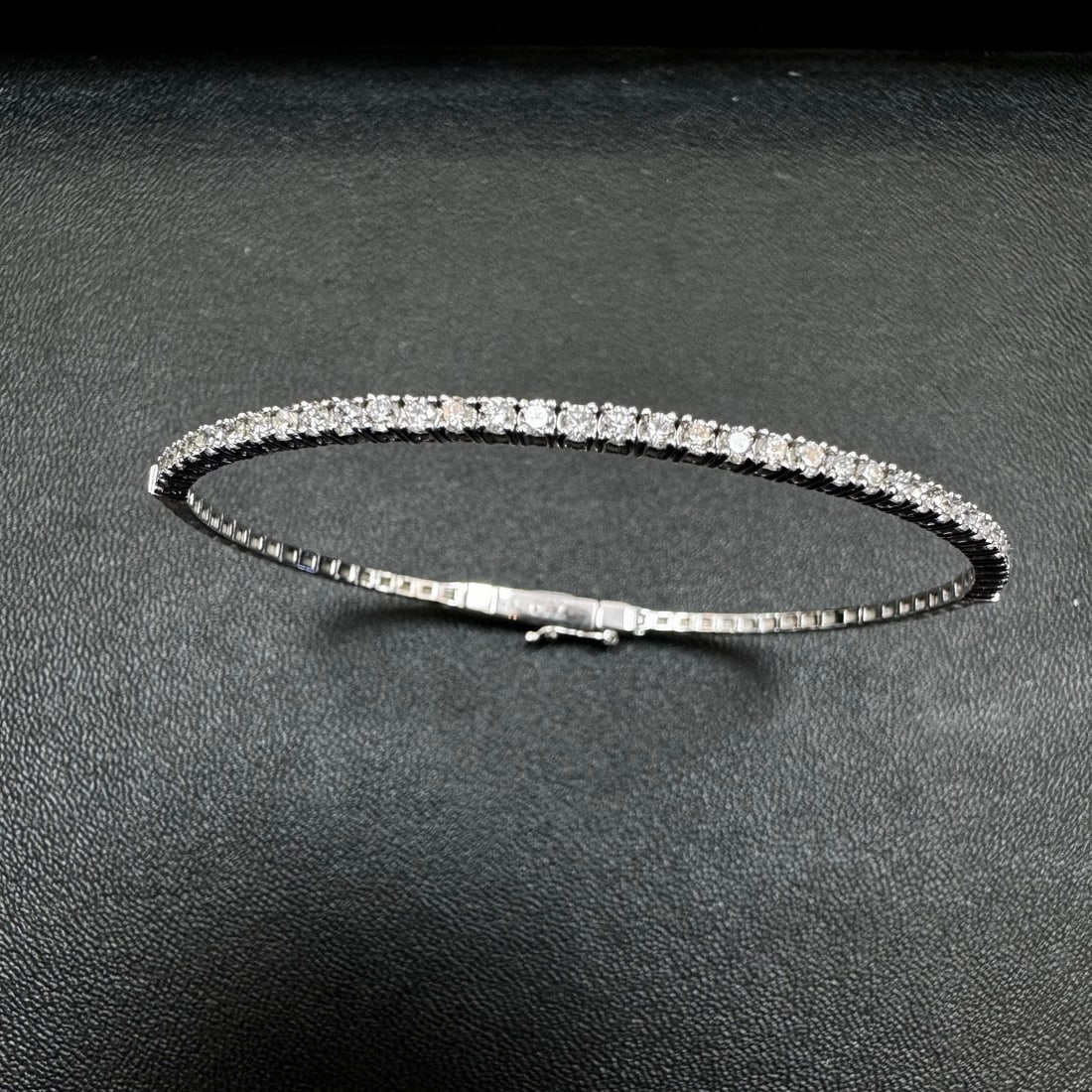 14k Gold 0.93 Ct Natural H Diamond Bracelet: Ref:230987082 // gold content:14k gold // main gemstone:diamond // shape:round // carat weight:0. 93ct // color:h // treatment:natural // cut grade:g // // adjacent gemstone 2 : diamond //