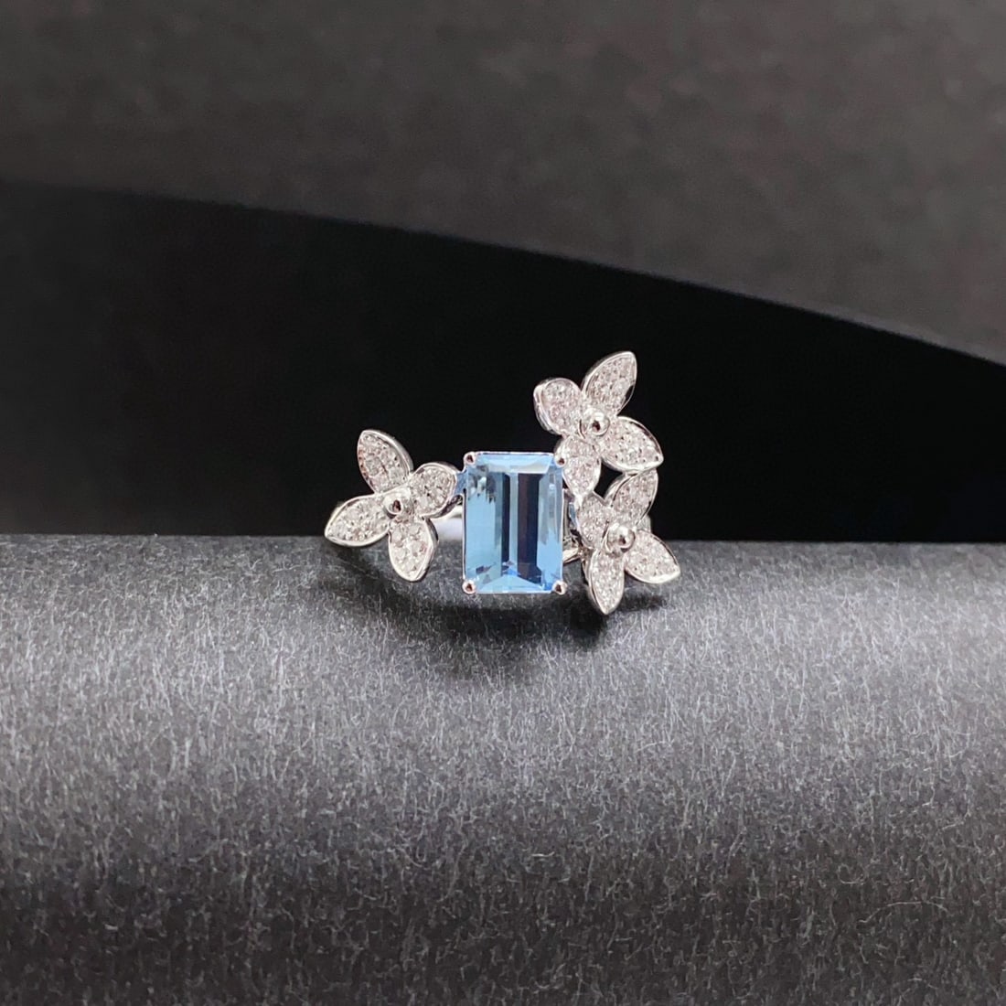 14k Gold 1.63 Ctw Natural Aquamarine & Diamond Ring: Ref:230987084 // gold content:14k gold // ring size:7. 25us // // main gemstone:aquamarine // shape:emerald // carat weight:1. 27ct // color:blue // treatment:natural // cut grade:g // // adjacent