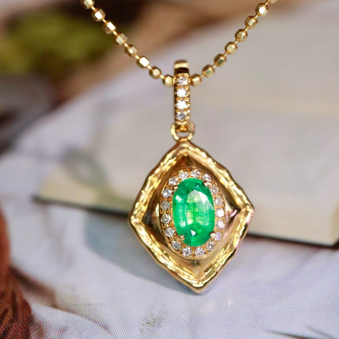 14k Gold 0.33 Ctw Natural Emerald & Diamond Pendant( Without Chain ): Ref:230987089 // gold content:14k gold // main gemstone:emerald // shape:oval // carat weight:0. 25ct // clarity grade:vs-si // color:green // treatment:natural // cut grade:g // // adjacent gemstone