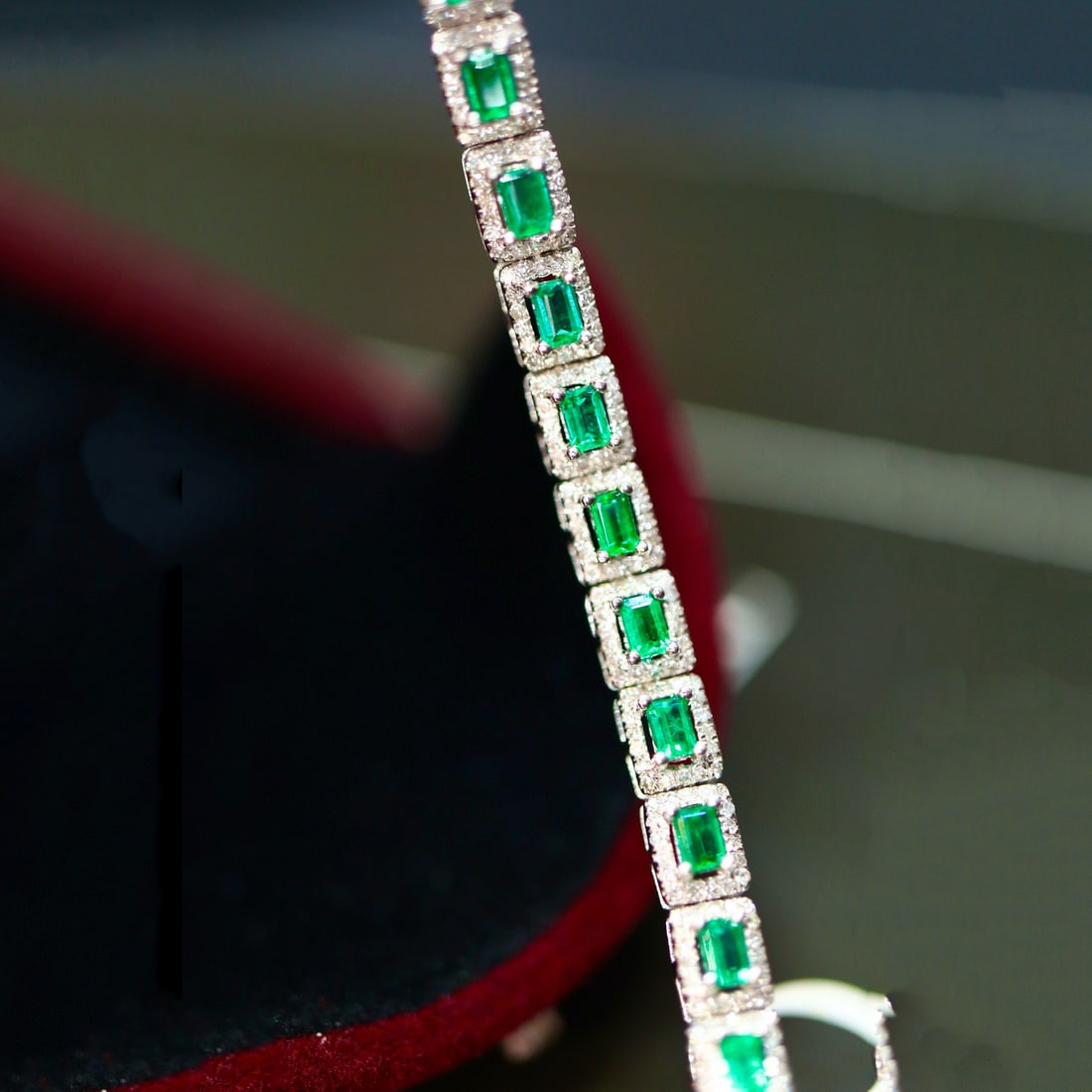 14k Gold 3.67 Ctw Natural Emerald & Diamond Bracelet: Ref:230987092 // gold content:14k gold // main gemstone:emerald // shape:emerald // carat weight:2. 27ct // clarity grade:vs-si // color:green // treatment:natural // cut grade:g // // adjacent