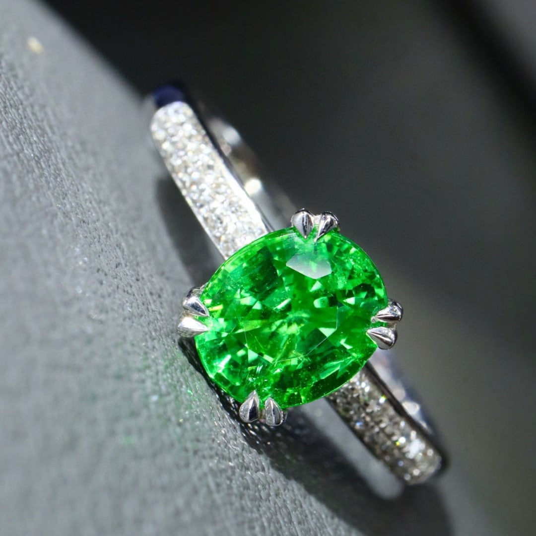 14k Gold 1.24 Ctw Natural Tsavorite & Diamond Ring: Ref:230987112 // gold content:14k gold // ring size:7. 25us // // main gemstone:tsavorite // shape:cushion // carat weight:1. 1ct // clarity grade:vs-si // color:green // treatment:natural // cut