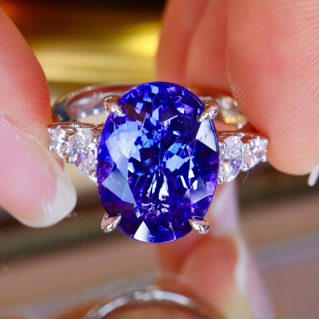 14k Gold 6.95 Ctw Natural Tanzanite & Diamond Ring: Ref:230987121 // gold content:14k gold // ring size:7. 25us // // main gemstone:tanzanite // shape:oval // carat weight:6. 45ct // clarity grade:vs-si // color:blue // treatment:natural // cut grade:g
