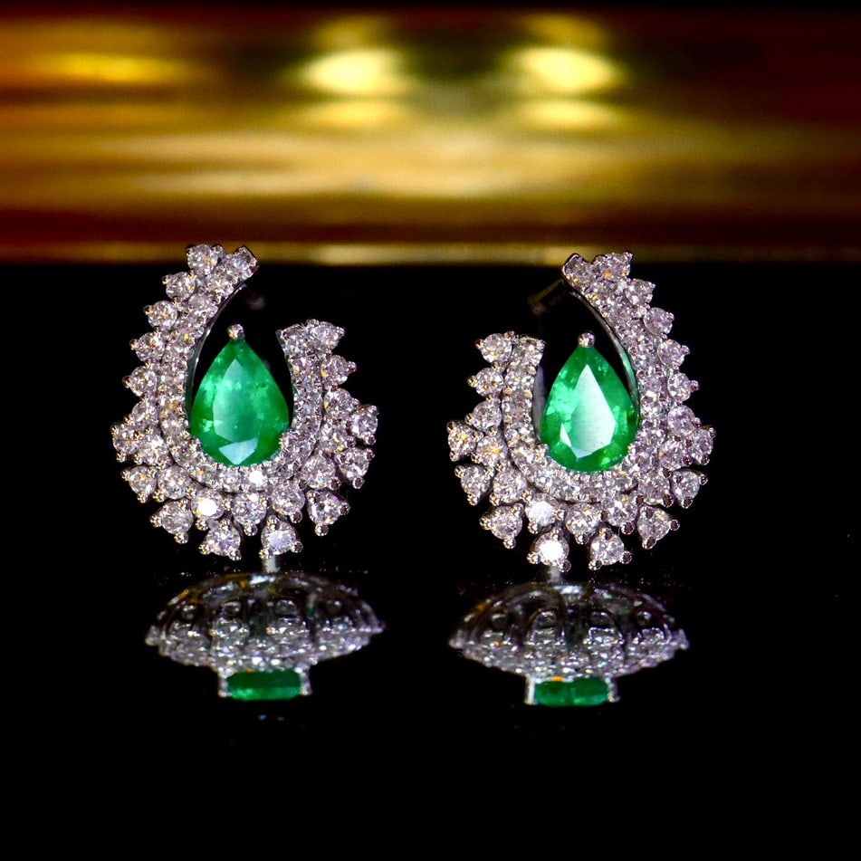 14k Gold 1.05 Ctw Natural Emerald & Diamond Earrings: Ref:230987123 // gold content:14k gold // main gemstone:emerald // shape:pear // carat weight:0. 45ct // clarity grade:vs-si // color:green // treatment:natural // cut grade:g // // adjacent gemstone 