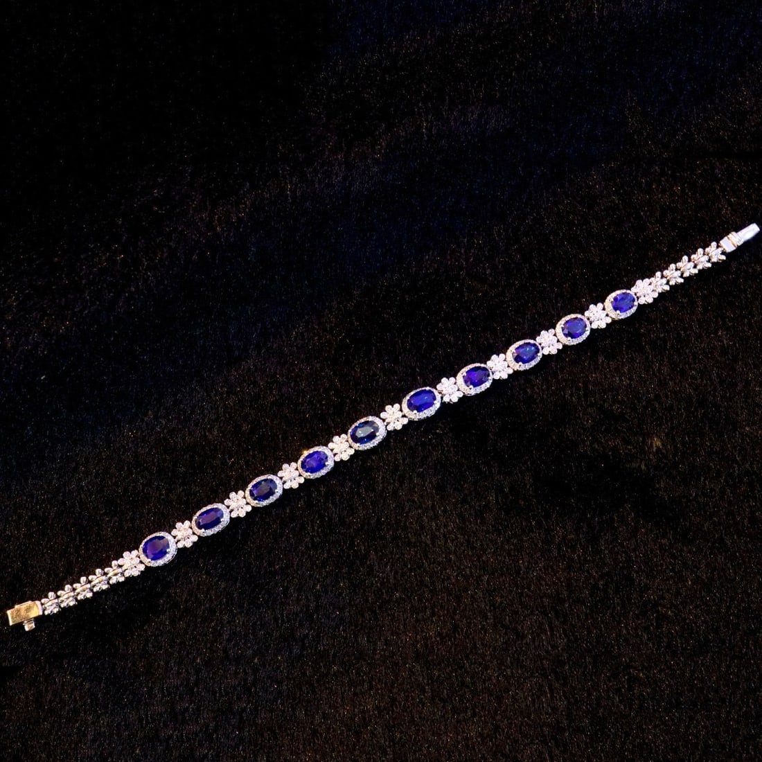 14k Gold 7.80 Ctw Natural Sapphire & Diamond Bracelet: Ref:230987125 // gold content:14k gold // main gemstone:sapphire // shape:oval // carat weight:6. 65ct // clarity grade:vs-si // color:blue // treatment:natural // cut grade:g // // adjacent gemstone 