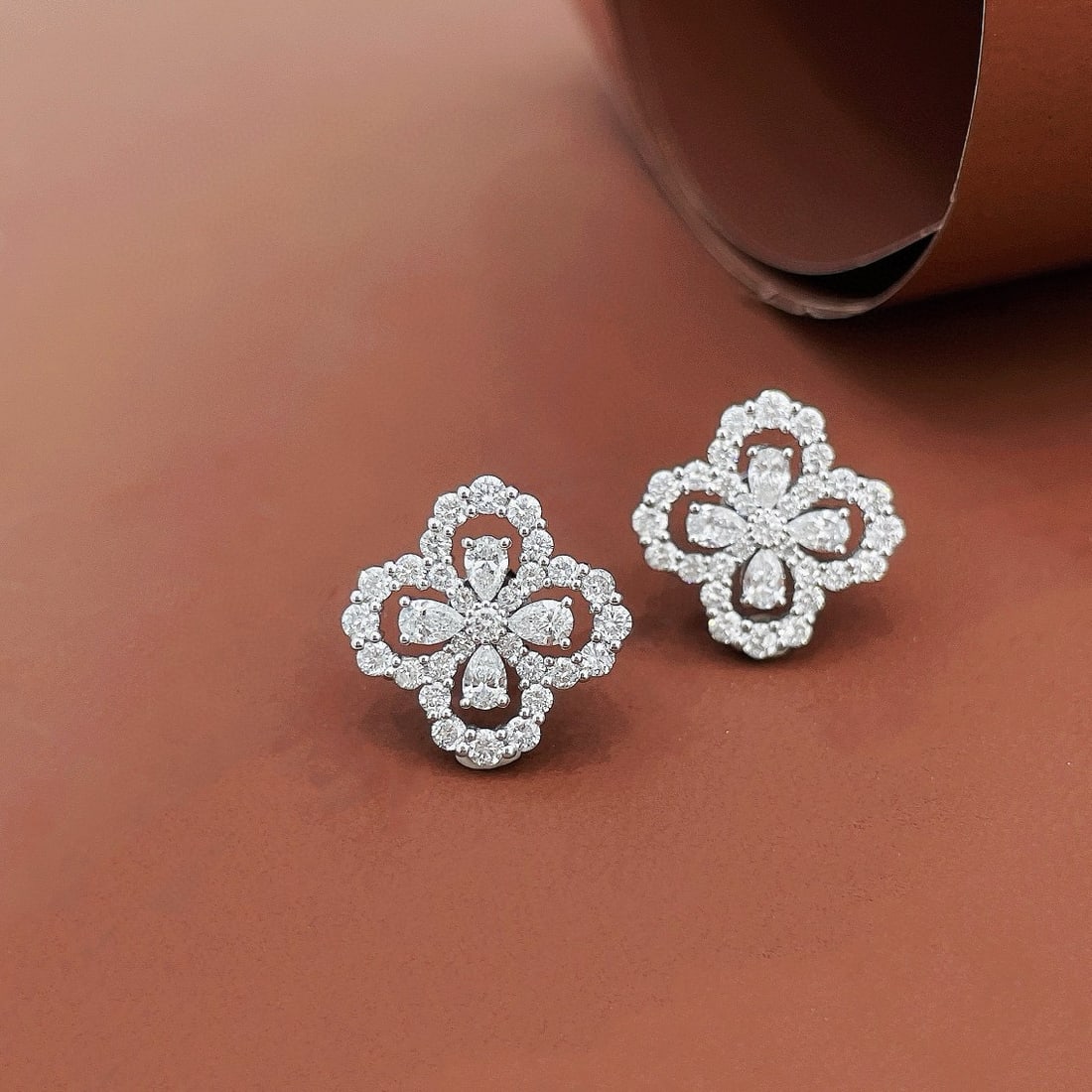 14k Gold 1.42 Ctw Natural H Diamond Earrings: Ref:230987130 // gold content:14k gold // main gemstone:diamond // shape:round // carat weight:0. 48ct // clarity grade:vs-si // color:h // treatment:natural // cut grade:g // // adjacent gemstone 2 :