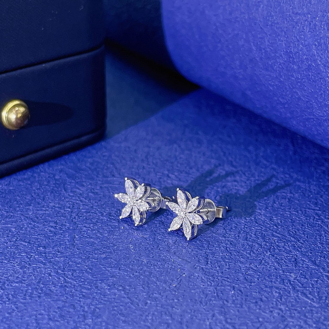 14k Gold 0.52 Ctw Natural H Diamond Earrings - 4