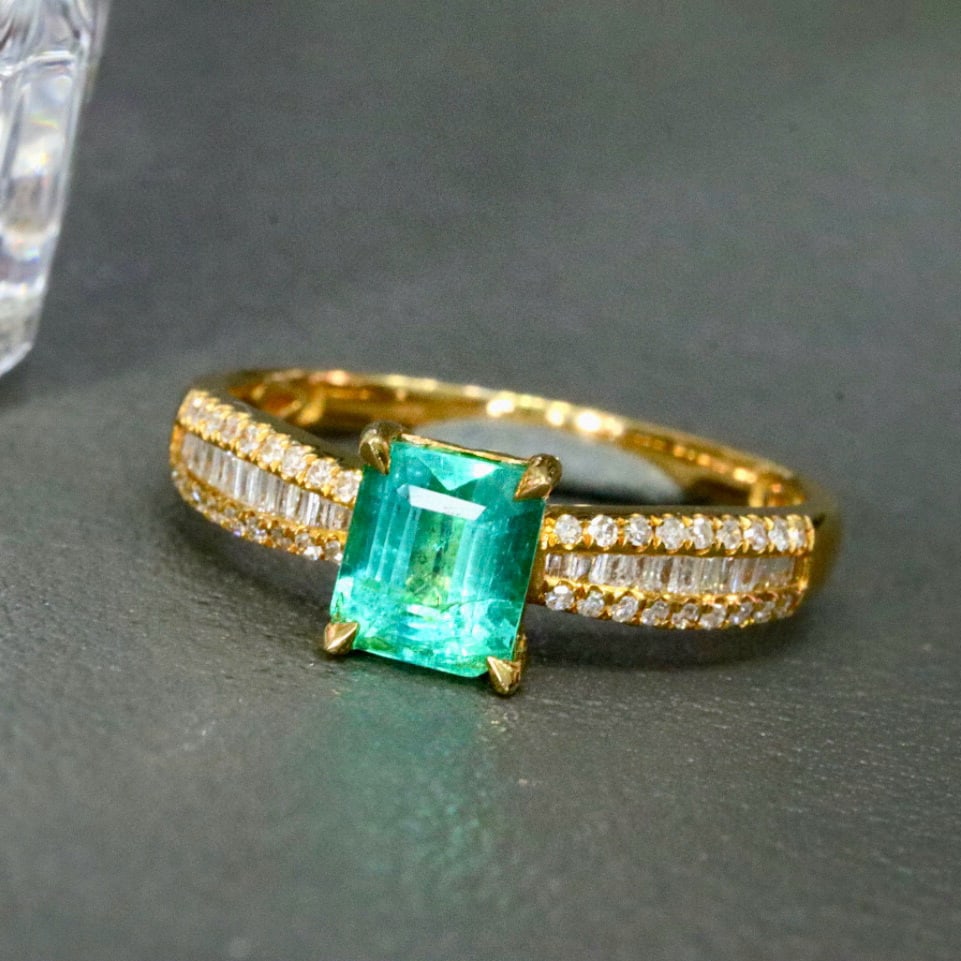 14k Gold 0.94 Ctw Natural Emerald & Diamond Ring: Ref:230987134 // gold content:14k gold // ring size:7. 25us // // main gemstone:emerald // shape:emerald // carat weight:0. 72ct // clarity grade:vs-si // color:green // treatment:natural // cut grade