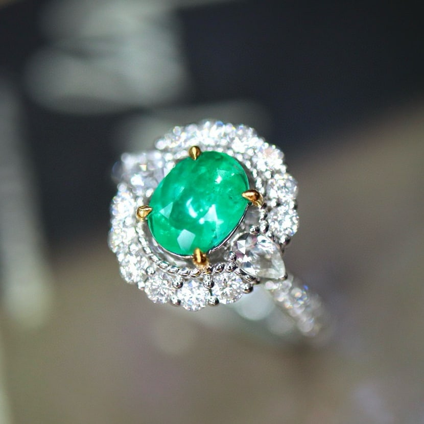 14k Gold 1.52 Ctw Natural Emerald & Diamond Ring: Ref:230987139 // gold content:14k gold // ring size:7. 25us // // main gemstone:emerald // shape:oval // carat weight:1. 01ct // clarity grade:vs-si // color:green // treatment:natural // cut grade:g 
