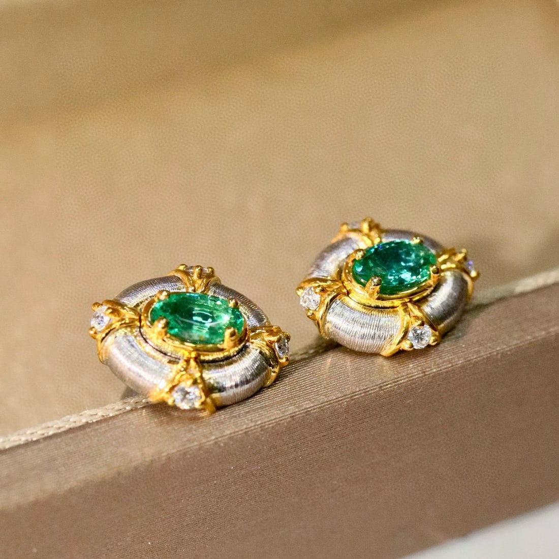 14k Gold 0.58 Ctw Natural Emerald & Diamond Earrings - 5