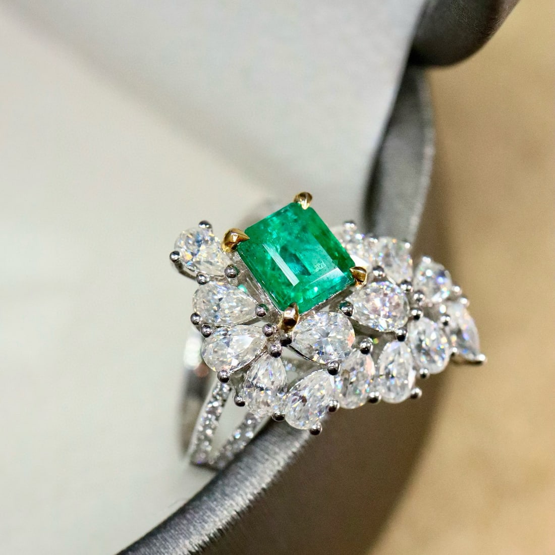 14k Gold 1.22 Ctw Natural Emerald & Diamond Ring - 4