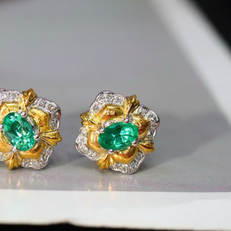 14k Gold 0.50 Ctw Natural Emerald & Diamond Earrings - 2
