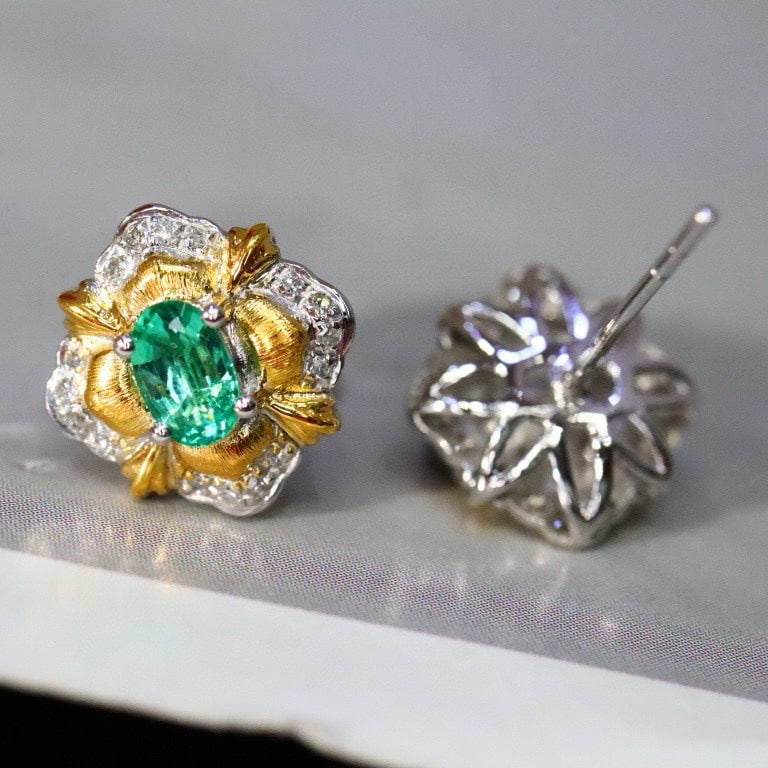 14k Gold 0.50 Ctw Natural Emerald & Diamond Earrings - 3