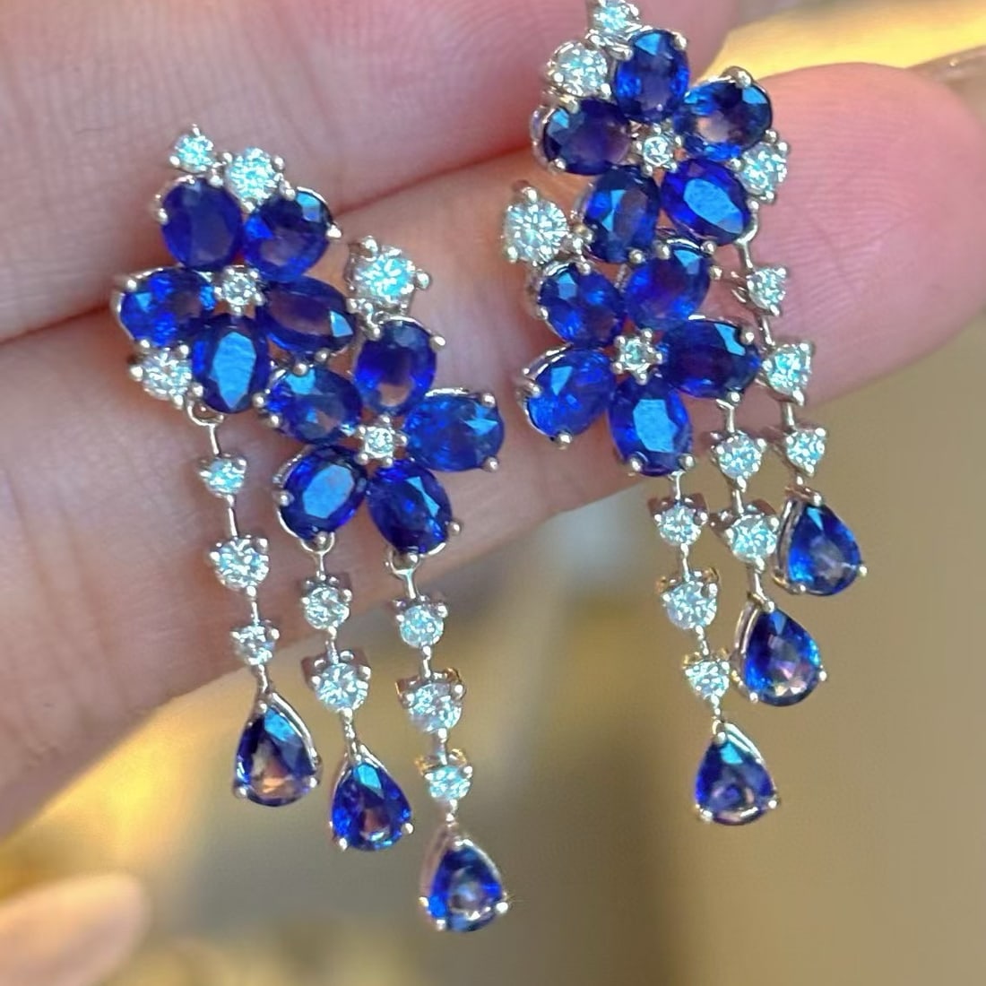 14k Gold 5.5 Ct Natural Sapphire & Diamond Earrings: Ref:230987172 // gold content:14k gold // main gemstone:sapphire // shape:oval // carat weight:5. 5ct // color:blue // treatment:natural // cut grade:g // // adjacent gemstone 2 : diamond // shape:rou