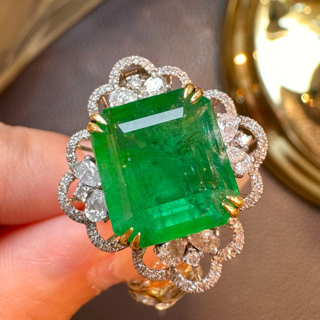 14k Gold 7.10 Ct Natural Emerald & Diamond Ring - 2