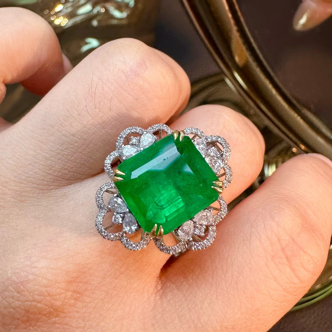 14k Gold 7.10 Ct Natural Emerald & Diamond Ring - 4