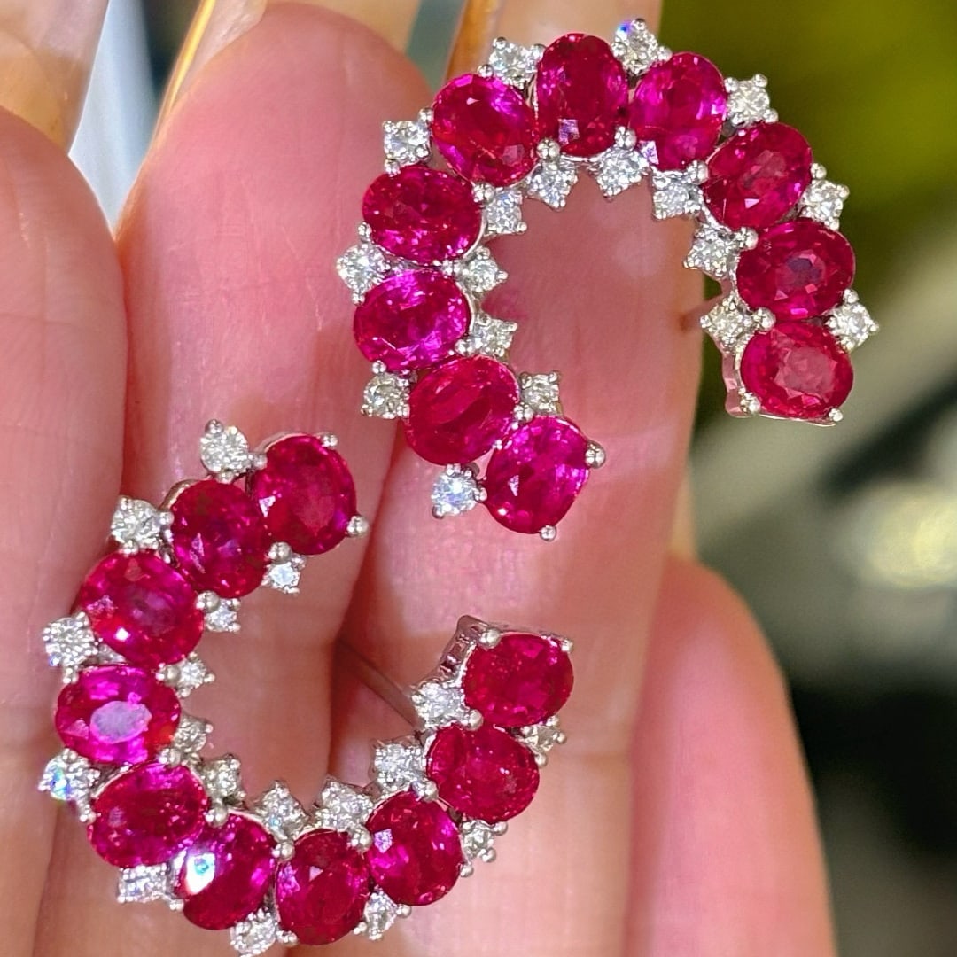 14k Gold 5.6 Ct Natural Ruby & Diamond Earrings: Ref:230987177 // gold content:14k gold // main gemstone:ruby // shape:oval // carat weight:5. 6ct // color:red // treatment:natural // cut grade:g // // adjacent gemstone 2 : diamond // clarity