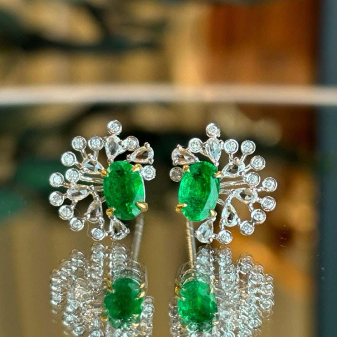 14k Gold 0.80 Ct Natural Emerald & Diamond Earrings: Ref:230987182 // gold content:14k gold // main gemstone:emerald // shape:oval // carat weight:0. 80ct // color:green // treatment:natural // cut grade:g // // adjacent gemstone 2 : diamond // clarity