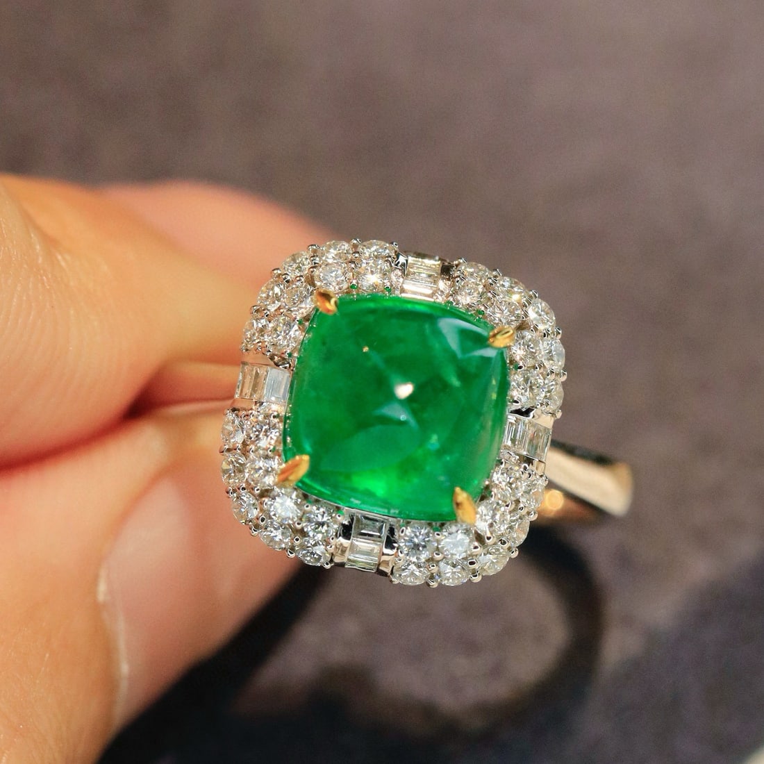14k Gold 2.82 Ctw Natural Emerald & Diamond Ring: Ref:230987203 // gold content:14k gold // ring size:7. 25us // // main gemstone:emerald // shape:suger-loaf // carat weight:2. 27ct // color:green // treatment:natural // cut grade:g // // adjacent ge