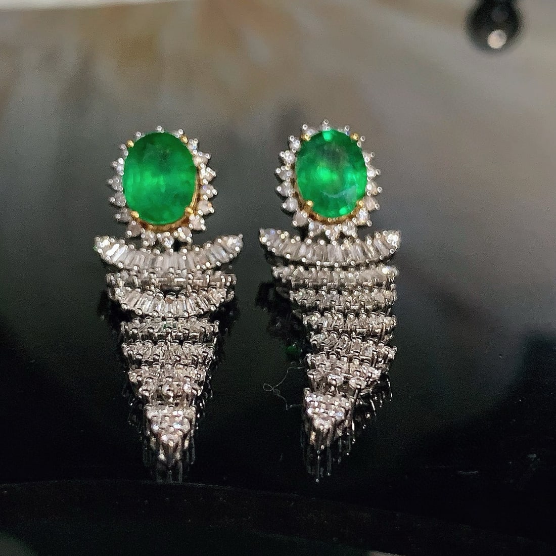 14k Gold 2.30 Ct Natural Emerald & Diamond Earrings: Ref:230987206 // gold content:14k gold // main gemstone:emerald // shape:oval // carat weight:2. 30ct // color:green // treatment:natural // cut grade:g // // adjacent gemstone 2 : diamond // shape:ro