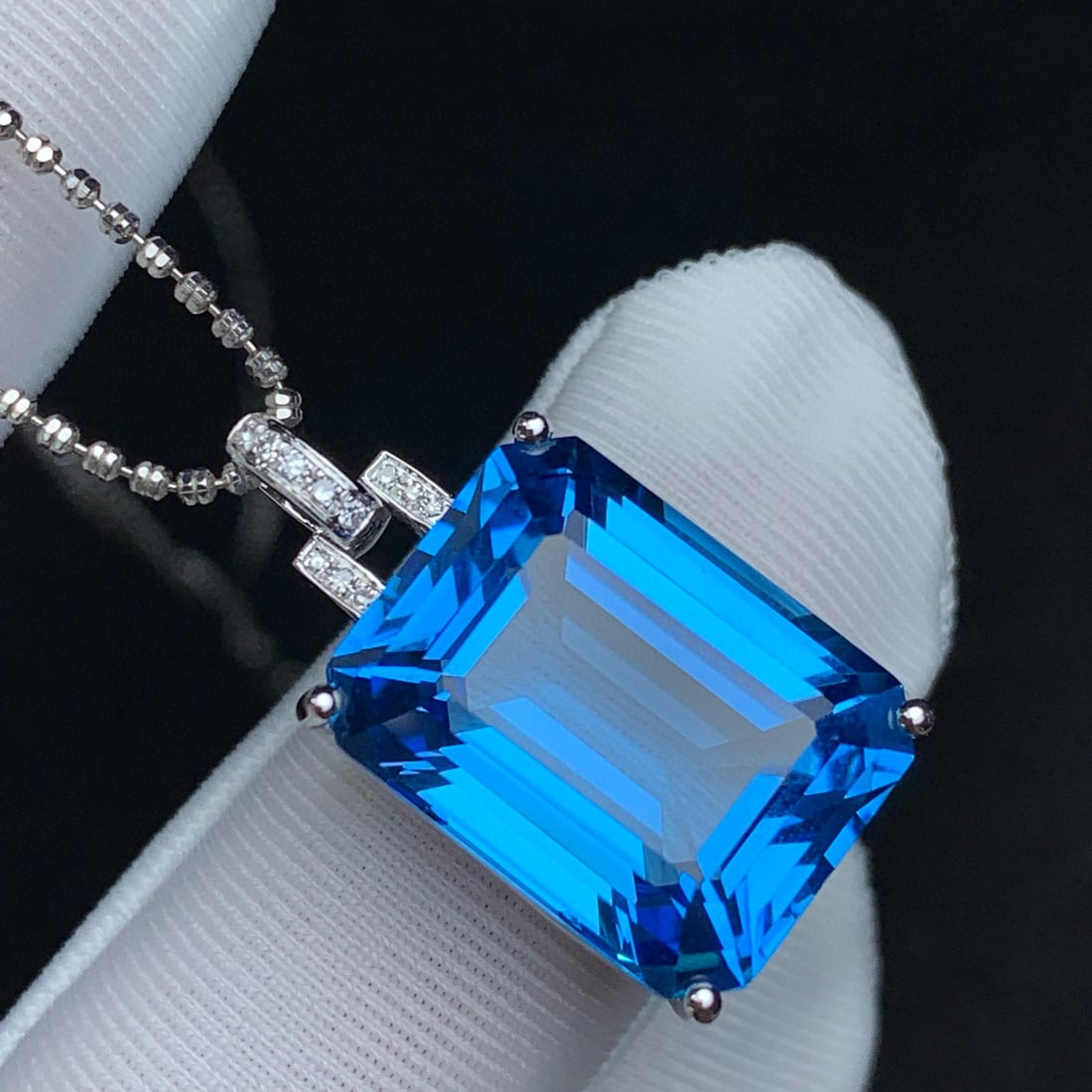 14k Gold 15.45 Ct Natural Topaz & Diamond Pendant( Without Chain ): Ref:230987213 // gold content:14k gold // main gemstone:topaz // shape:emerald // carat weight:15. 45ct // color:blue // treatment:natural // cut grade:g // // adjacent gemstone 2 : diamond //