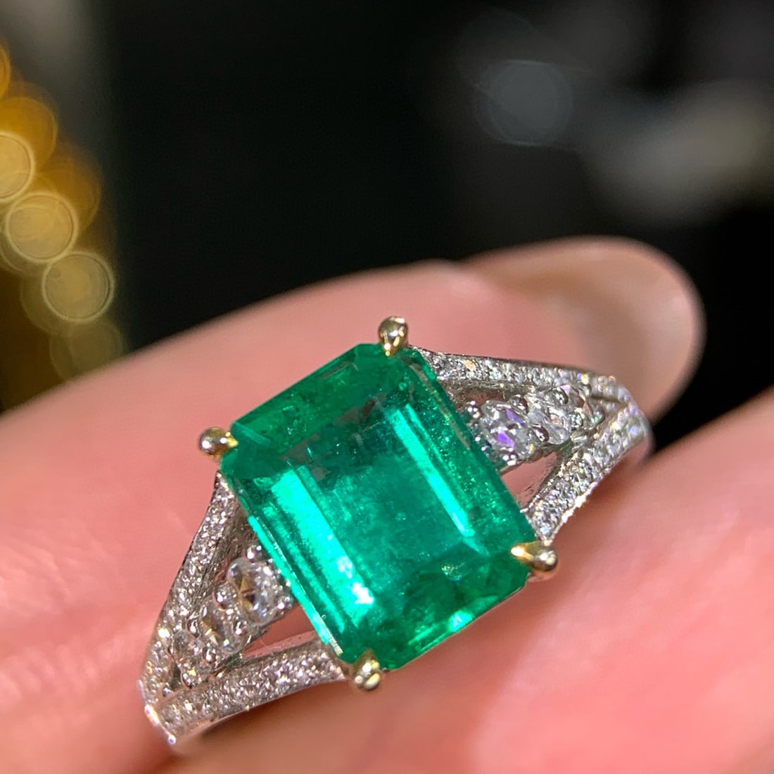 14k Gold 1.9 Ct Natural Emerald & Diamond Ring - 3
