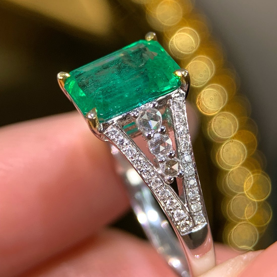 14k Gold 1.9 Ct Natural Emerald & Diamond Ring - 4