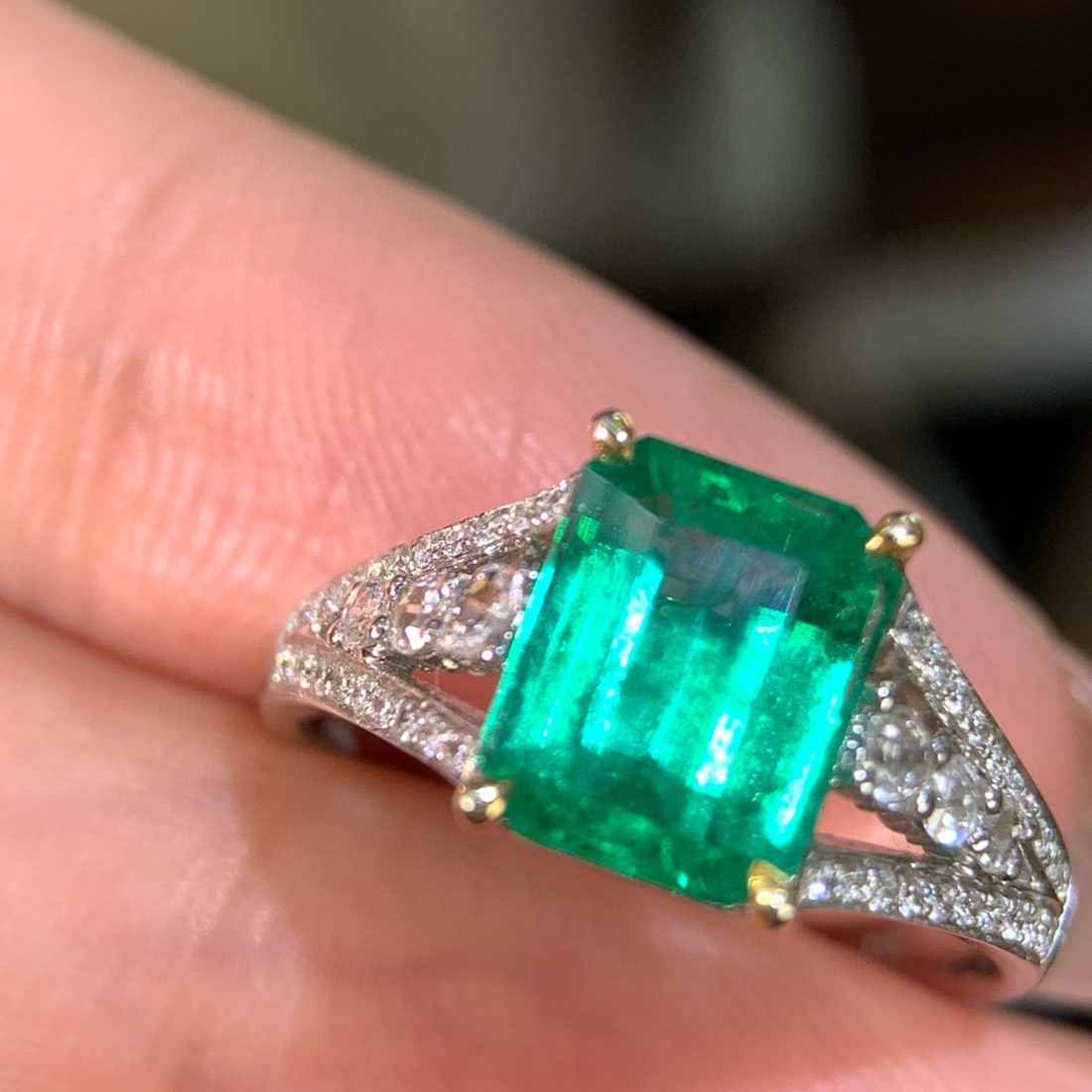 14k Gold 1.9 Ct Natural Emerald & Diamond Ring - 6