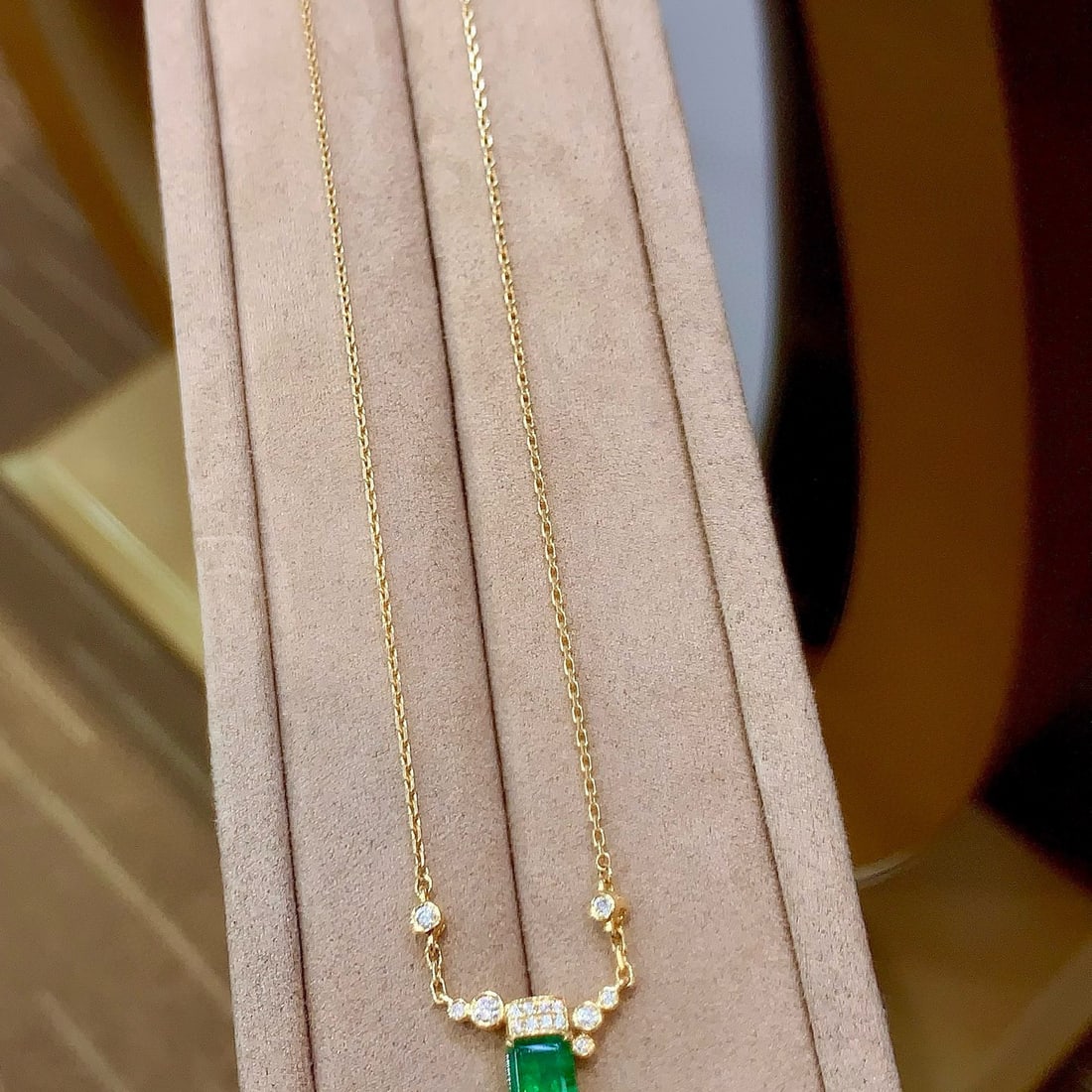 14k Gold 1.15 Ctw Natural Emerald & Diamond Pendant( Without Chain ): Ref:230987225 // gold content:14k gold // main gemstone:emerald // shape:emerald // carat weight:1ct // color:green // treatment:natural // cut grade:g // // adjacent gemstone 2 : diamond //