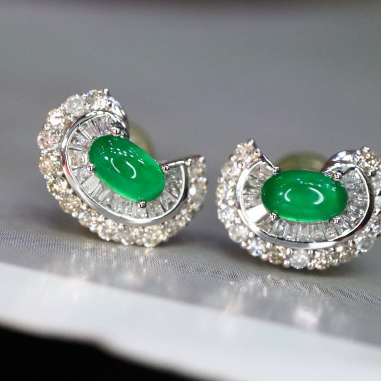 14k Gold 0.97 Ctw Natural Emerald & Diamond Earrings: Ref:230987231 // gold content:14k gold // main gemstone:emerald // shape:oval // carat weight:0. 5ct // color:green // treatment:natural // cut grade:g // // adjacent gemstone 2 : diamond // shape:rou