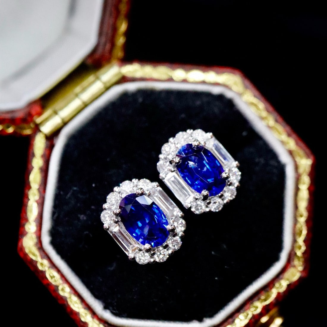 14k Gold 1.29 Ctw Natural Sapphire & Diamond Earrings: Ref:230987234 // gold content:14k gold // main gemstone:sapphire // shape:oval // carat weight:1. 05ct // color:blue // treatment:natural // cut grade:g // // adjacent gemstone 2 : diamond // shape:ro
