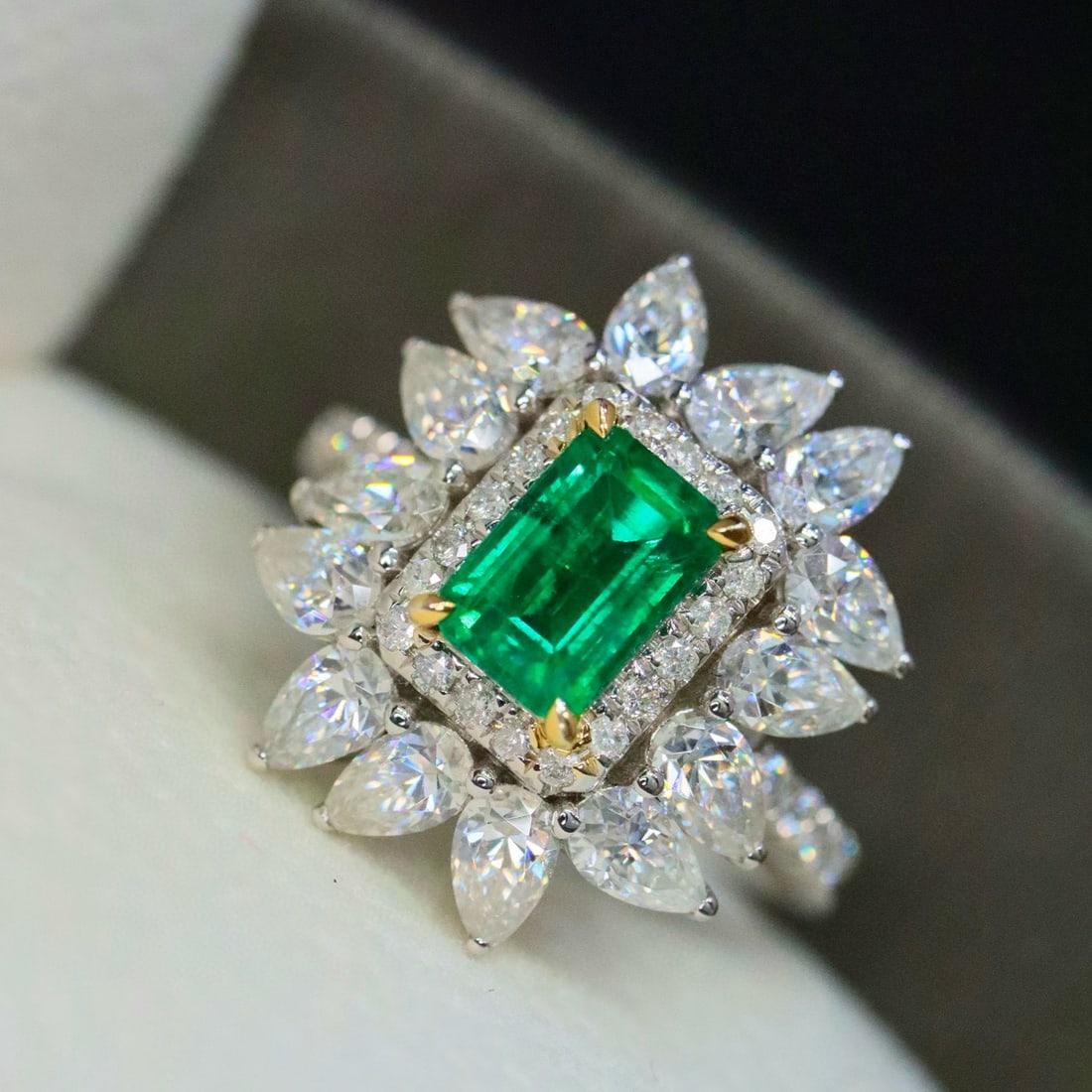 14k Gold 0.93 Ctw Natural Emerald & Diamond Ring - 4