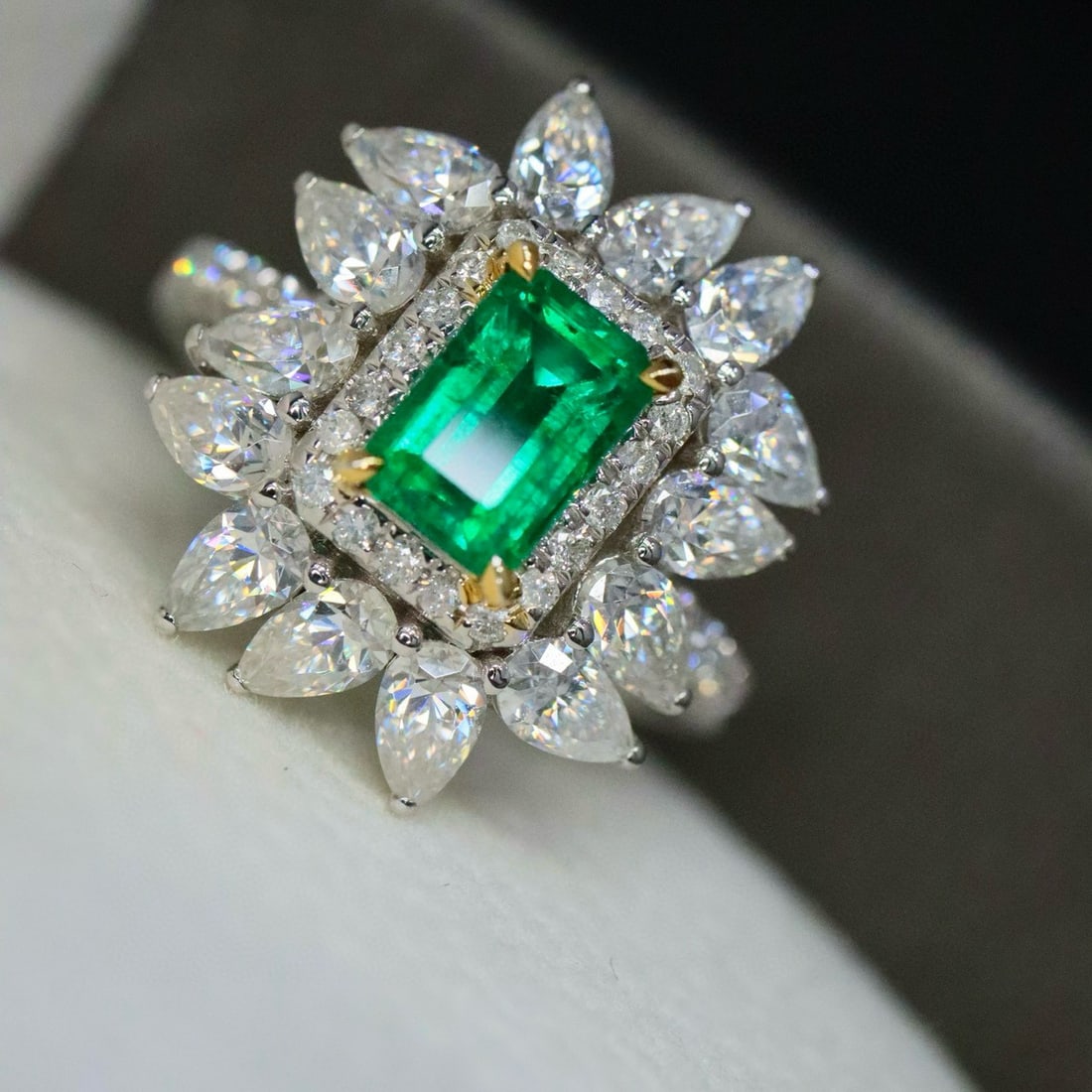 14k Gold 0.93 Ctw Natural Emerald & Diamond Ring - 5