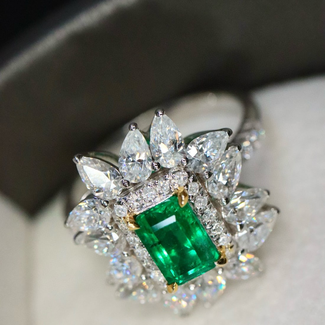 14k Gold 0.93 Ctw Natural Emerald & Diamond Ring - 6