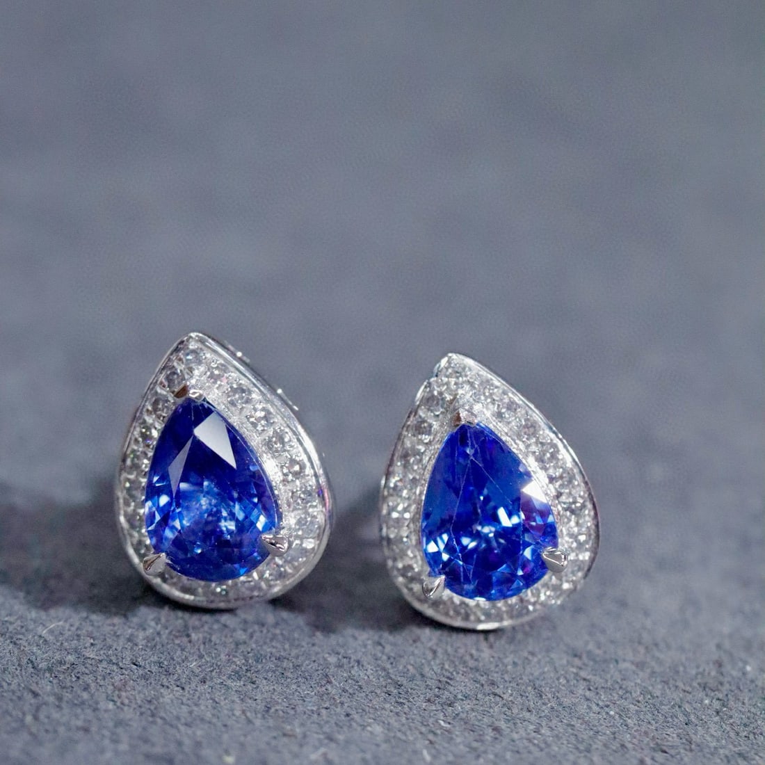 14k Gold 2.16 Ctw Natural Sapphire & Diamond Earrings: Ref:230987243 // gold content:14k gold // main gemstone:sapphire // shape:pear // carat weight:2. 0ct // color:blue // treatment:natural // cut grade:g // // adjacent gemstone 2 : diamond //