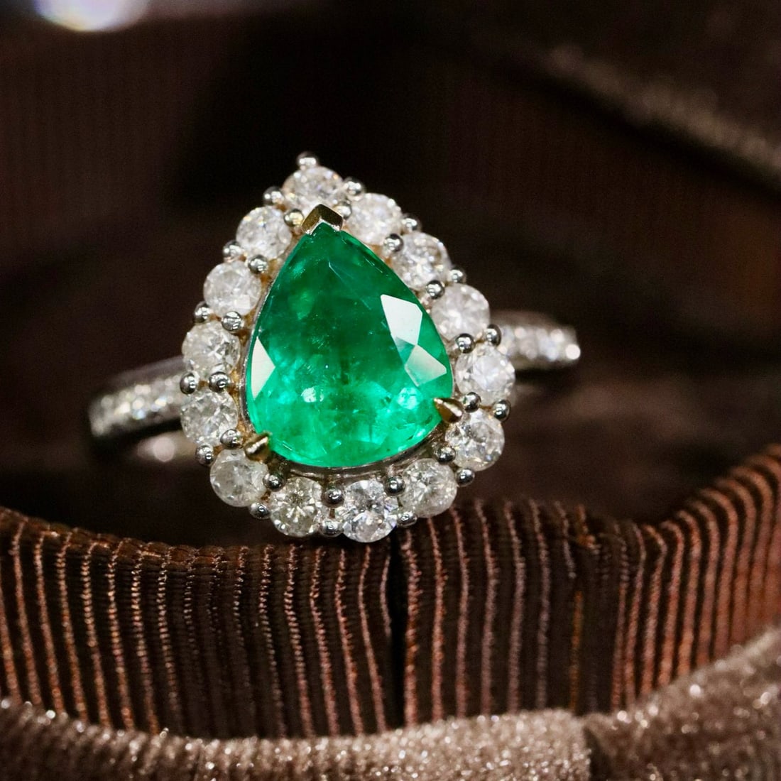 14k Gold 2.21 Ctw Natural Emerald & Diamond Ring: Ref:230987248 // gold content:14k gold // ring size:7. 25us // // main gemstone:emerald // shape:pear // carat weight:1. 35ct // color:green // treatment:natural // cut grade:g // // adjacent gemstone
