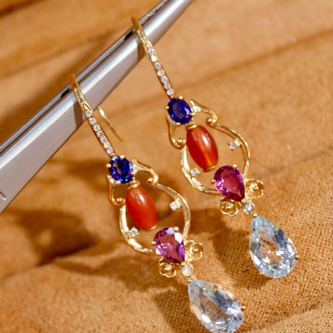 14k Gold 4.74 Ctw Natural Aquamarine & Sapphire Earrings: Ref:230987253 // gold content:14k gold // main gemstone:aquamarine // shape:pear // carat weight:3. 39ct // color:blue // treatment:natural // cut grade:g // // adjacent gemstone 2 : sapphire //