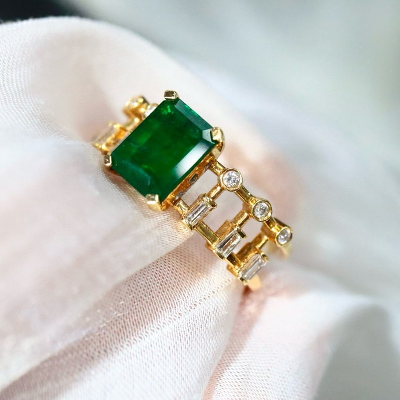 14k Gold 1.66 Ctw Natural Emerald & Diamond Ring: Ref:230987255 // gold content:14k gold // ring size:7. 25us // // main gemstone:emerald // shape:emerald // carat weight:1. 37ct // color:green // treatment:natural // cut grade:g // // adjacent gemst