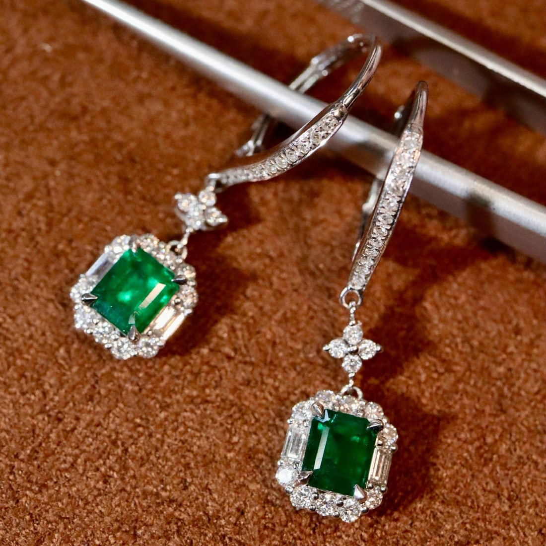 14k Gold 1.58 Ctw Natural Emerald & Diamond Earrings: Ref:230987257 // gold content:14k gold // main gemstone:emerald // shape:emerald // carat weight:1. 0ct // color:green // treatment:natural // cut grade:g // // adjacent gemstone 2 : diamond // shape: